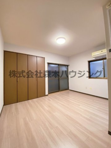 【居間・リビング】 | 　寝屋川市高柳2丁目36テラス | 二面採光の明るい居間です