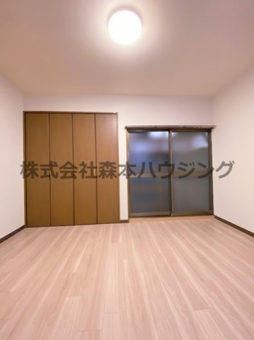 【居間・リビング】 | 　寝屋川市高柳2丁目36テラス | 広々とした居間です