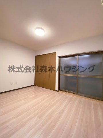 【居間・リビング】 | 　寝屋川市高柳2丁目36テラス | こちらの居間で趣味の時間をお楽しみください