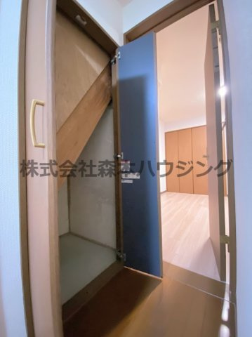 【収納】 | 　寝屋川市高柳2丁目36テラス | 使い勝手の良い階段下収納です