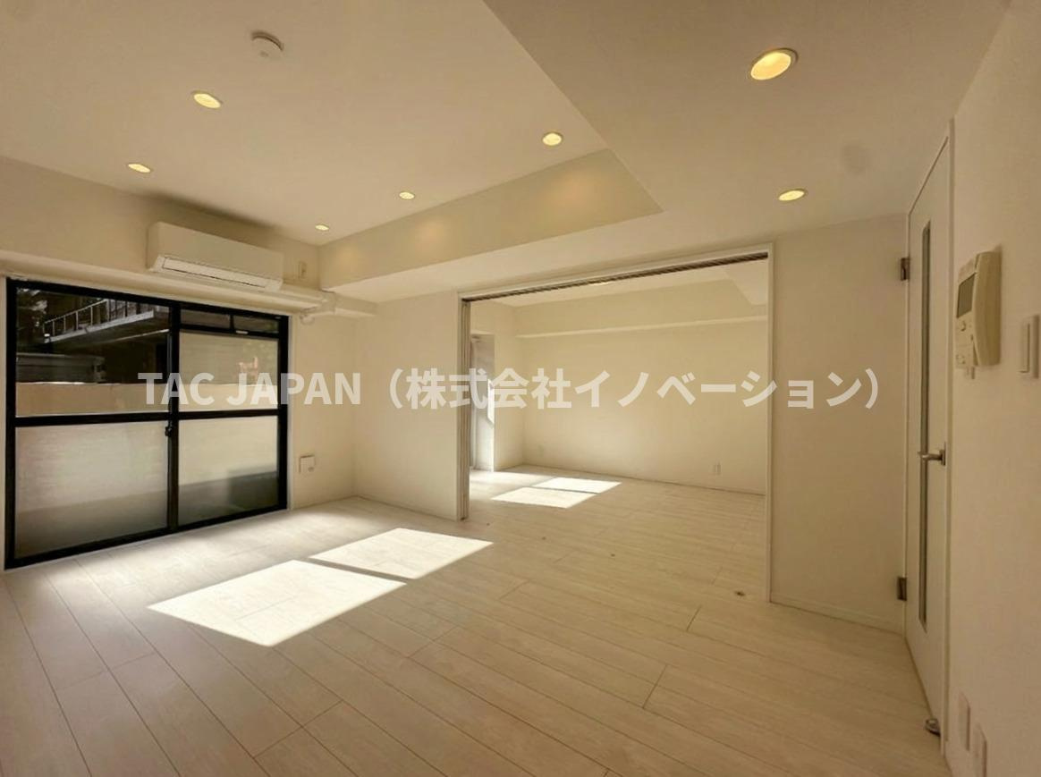 ダイアパレス西新井大師の居間・リビング|【フルリノベ】
日差しがふんだんに注ぐ南向き62.72㎡のお部屋が水まわりまで全て交換したデザインリフォームにより生まれ変わりました。収納も豊富なのでお部屋の広さを問わず快適にお過ごしいただけます。