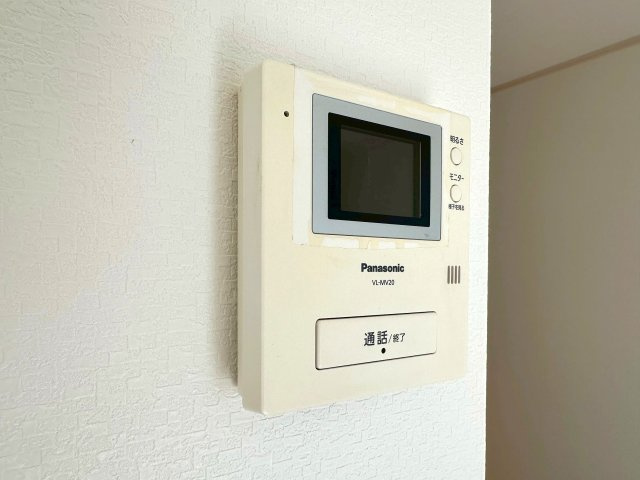 東上野4丁目の邸宅の防犯設備|【モニター付きインターホン】
リビングから来訪者を確認できる現代防犯の要。
