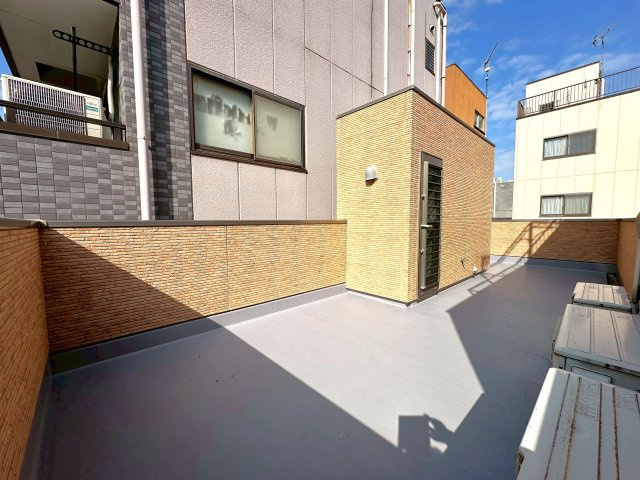 東上野4丁目の邸宅のバルコニー|広々とした屋上バルコニー