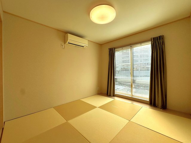 東上野4丁目の邸宅の和室|日差しがふんだんに注ぐ開放的な3階の和室