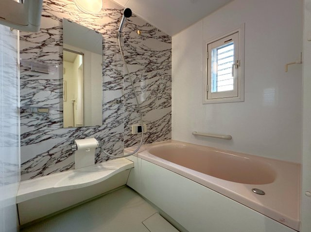 東上野4丁目の邸宅の浴室|ワンタッチでお湯張りや追炊ができるオートバス完備。