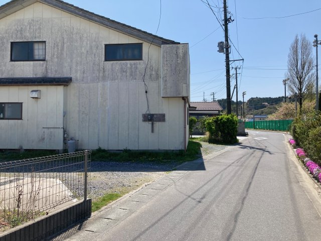 いわき市久之浜町の閑静な住宅地。広々１４９坪で小学校至近！駅近く陽当たり良好です。不動産プラスの外観|現地西側道路の写真です。奥の緑色のフェンスは久之浜第一小学校です。徒歩6分でお子様の通学に大変便利です。久之浜中学校にも徒歩13分です。