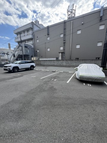 アドバンス神戸レイソレの駐車場