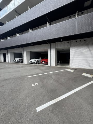 アドバンス神戸レイソレの駐車場