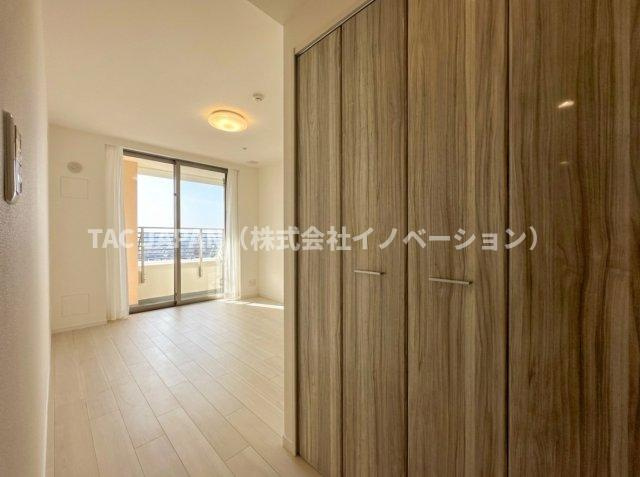 ステーションガーデンタワーの洋室|ふんだんに日差しが注ぎ開放的な空間を創造する主寝室（約7.1帖）。奥行もあり衣装ケースなどもそのまま入れられる大きなクローゼットを備えています。