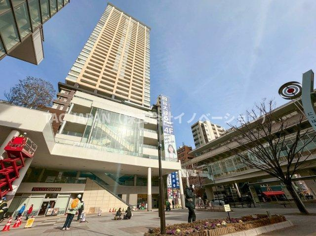 ステーションガーデンタワーの外観|JR日暮里駅直結、地上40階建の大規模タワーマンション。山手線・京浉東北線など複数路線利用可能。周辺には商業施設が充実し、パノラマ眺望も楽しめるステーションガーデンタワー。雨天時も濡れずにアクセス。