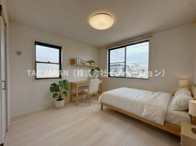 北区岩淵町の良邸の洋室|眺めの良い3階の洋室（道路側・約6.2帖）。全てのお部屋にクローゼットと窓が2か所ありますので明るく風通しが良く快適にお過ごしいただけます。
※家具はCG加工により設置しています。