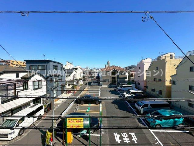 北区岩淵町の良邸の展望|眺めの良い3階の洋室（道路側・約6.2帖）。全てのお部屋にクローゼットと窓が2か所ありますので明るく風通しが良く快適にお過ごしいただけます。
※家具はCG加工により設置しています。