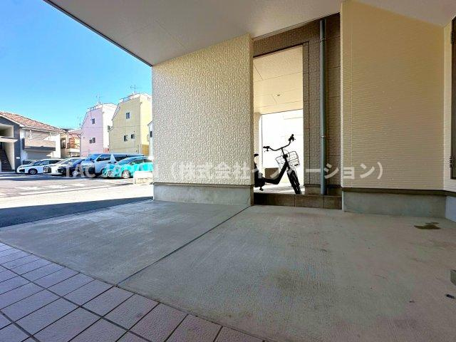 北区岩淵町の良邸の駐車場|天井が高い１BOX車でも問題なく駐車できるカースペース。幅が広く交通量の少ない道に面していますので車の運転が苦手な方でも落ち着いて車庫入れ可能です。