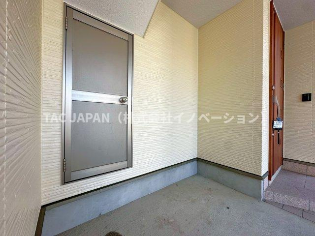 北区岩淵町の良邸の収納|キャンプ道具や洗車道具などをマルっと収納できる階段下の空間を利用した物置。