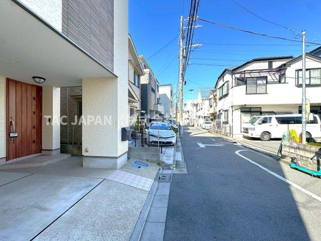 北区岩淵町の良邸の前面道路含む現地写真|【いつでもご見学可能です】
お問合せ当日やお仕事帰りなどご都合の良いタイミングでのご見学可能です。
お気軽にご予約ください。