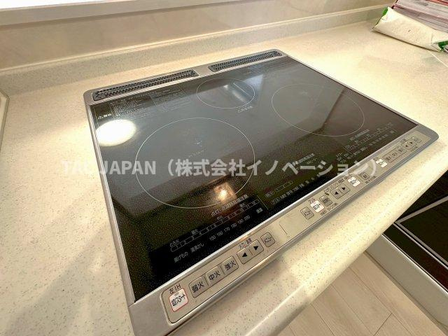 北区岩淵町の良邸のキッチン|【IH3口コンロ】
小さなお子様にも安心の火を使わない安全設計で快適なキッチンライフをお届けします。火力調整もしやすく毎日の料理を便利・快適にサポート。フラットな天板でお手入れも楽々です。