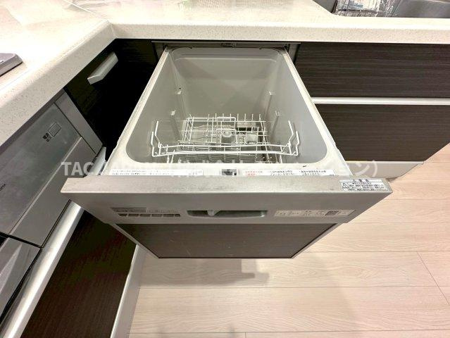 北区岩淵町の良邸のキッチン|【ビルトイン食器洗浄乾燥機】
最後にスイッチONすれば洗い物が完了。家事の時短に大活躍のビルトイン食器洗浄乾燥機。