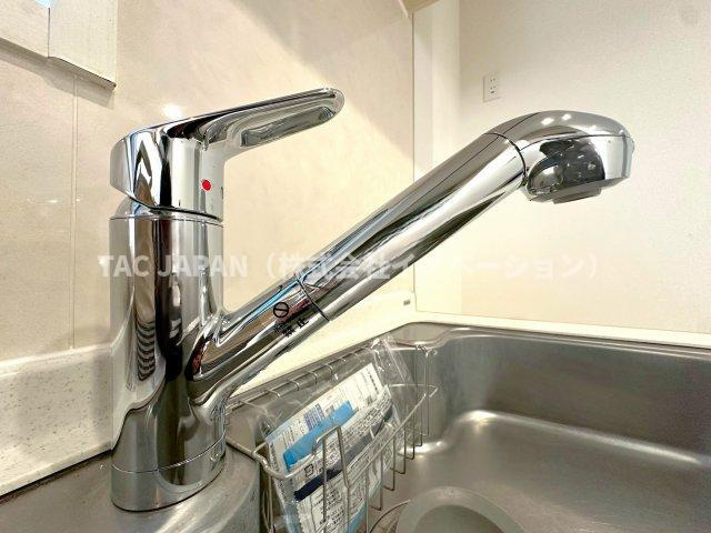 北区岩淵町の良邸のキッチン|【浄水シャワー栓】
水質をワンタッチで切換えられて場所を取らない浄水シャワー栓。