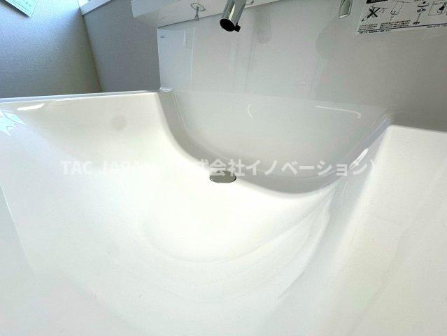 北区岩淵町の良邸の洗面所|【清潔感ある洗面ユニット】
つなぎ目が無くお手入れ楽々シームレス洗面ユニット。