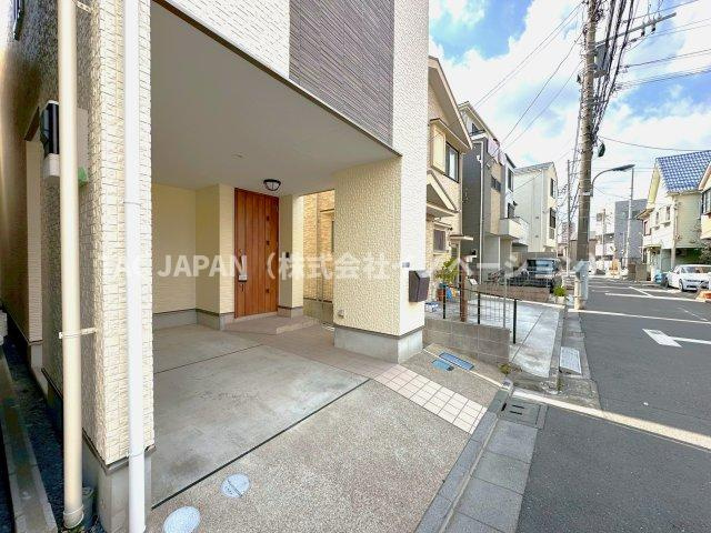 北区岩淵町の良邸の駐車場|【新生活応援キャンペーン実施中！】 
 当社では『仲介手数料が無料』になるキャンペーン中です。 ご購入の諸費用が他社様と比べて約230万円ほどお安くご購入いただけます。
ぜひお気軽にお問合せください。