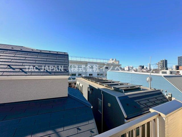 北区岩淵町の良邸の展望|どこまでも青空を見渡せる3階バルコニーからの眺望。駅から徒歩7分、周辺には小学校やスーパー・コンビニが揃う静かで落ち着いた住環境が形成されています。