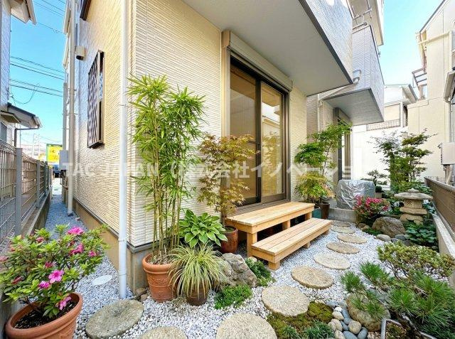 北区岩淵町の良邸の庭|緑あふれるお庭も造れる岩淵町の良邸。四季折々の花々が彩る豊かなガーデンライフがここから始まります。
※プランターや植木などはCG加工により設置しています。