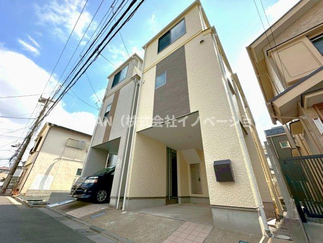 北区岩淵町の良邸の外観|東京メトロ南北線「赤羽岩淵駅」まで徒歩7分、JR各線「赤羽駅」まで徒歩14分。都内主要エリアへダイレクトに出られ選択肢が広い」という点は共働きファミリーにとっても大きなアドバンテージです。