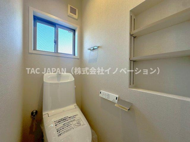 北区岩淵町の良邸のトイレ|洗練されたデザインと落ち着いた色調が生む、清潔感あふれる上質な空間。使い心地にこだわった、快適で心地よいパウダールーム。