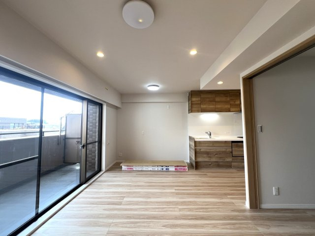 参った！な、蒔田。南東向き５階のポテンシャル高く、テンションMAXな【クリオ蒔田参番館】リノベーションの居間・リビング|ゆったりとしたリビングです