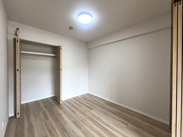 参った！な、蒔田。南東向き５階のポテンシャル高く、テンションMAXな【クリオ蒔田参番館】リノベーションの洋室|広々とした洋室です