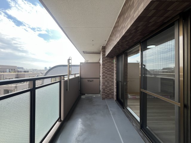 参った！な、蒔田。南東向き５階のポテンシャル高く、テンションMAXな【クリオ蒔田参番館】リノベーションのバルコニー|お洗濯にも便利なバルコニー付き