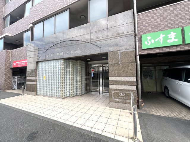 参った！な、蒔田。南東向き５階のポテンシャル高く、テンションMAXな【クリオ蒔田参番館】リノベーションのエントランス|ゆとりのあるエントランスです