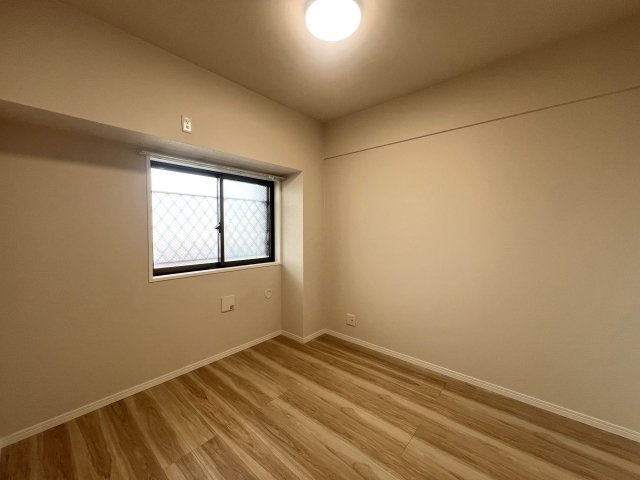 参った！な、蒔田。南東向き５階のポテンシャル高く、テンションMAXな【クリオ蒔田参番館】リノベーションの洋室|広々とした洋室です