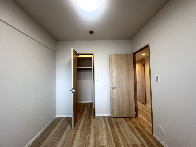 参った！な、蒔田。南東向き５階のポテンシャル高く、テンションMAXな【クリオ蒔田参番館】リノベーションの洋室|広々とした洋室です