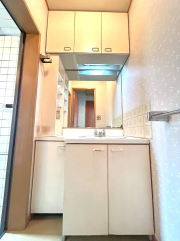 練馬区西大泉４丁目　診療所付住居　西武池袋線　大泉学園の独立洗面台|収納豊富な洗面化粧台。
上部収納やサイド棚を備えており、日用品をすっきりと整理できる使い勝手の良い空間です。

