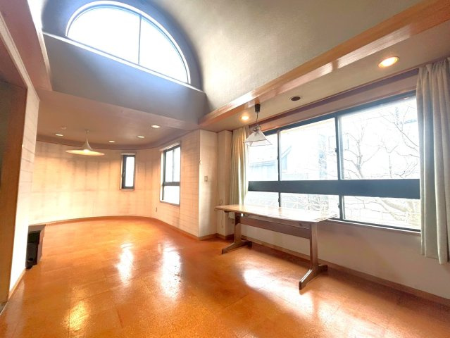 練馬区西大泉４丁目　診療所付住居　西武池袋線　大泉学園の居間・リビング|奥行きのある設計により、リビングとダイニングをゆるやかにゾーニングできるLDK。
家具配置の自由度が高く、ライフスタイルに合わせた使い方が可能です。

