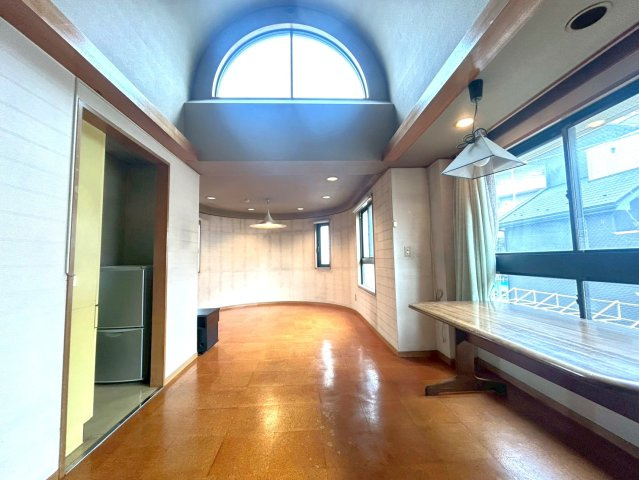 練馬区西大泉４丁目　診療所付住居　西武池袋線　大泉学園の居間・リビング|シンプルな内装のため、お好みに合わせたリフォーム・アレンジもお楽しみいただけます。
間取りやインテリアの自由度が高く、理想の住まいづくりが可能です。
