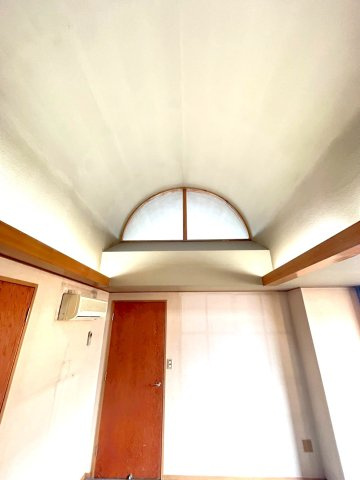 練馬区西大泉４丁目　診療所付住居　西武池袋線　大泉学園のその他|南面の大開口から豊かな陽光が差し込むLDK。
高天井と奥行きのある設計により、開放感あふれる空間を演出します。