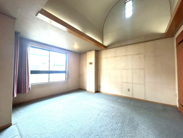 練馬区西大泉４丁目　診療所付住居　西武池袋線　大泉学園の寝室|南面の大開口から豊かな陽光が差し込むLDK。
高天井と奥行きのある設計により、開放感あふれる空間を演出します。