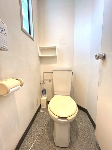 練馬区西大泉４丁目　診療所付住居　西武池袋線　大泉学園のトイレ|清潔感のあるトイレ空間。
毎日快適にご利用いただける、シンプルで使い勝手の良い設計です。

