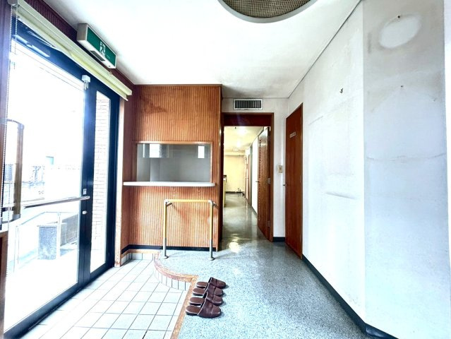 練馬区西大泉４丁目　診療所付住居　西武池袋線　大泉学園の玄関|明るい自然光が差し込む玄関。
開放感のある空間で、住まいの第一印象を明るく演出します。
