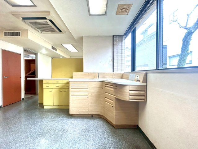 練馬区西大泉４丁目　診療所付住居　西武池袋線　大泉学園のその他|以前は歯科医院として利用されていた空間。
ゆとりある広さを活かした開放的な室内となっております。
