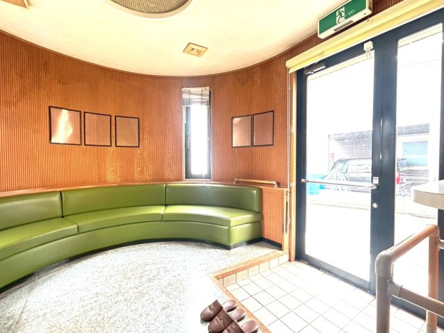 練馬区西大泉４丁目　診療所付住居　西武池袋線　大泉学園の玄関|明るい自然光が差し込む玄関。
開放感のある空間で、住まいの第一印象を明るく演出します。
