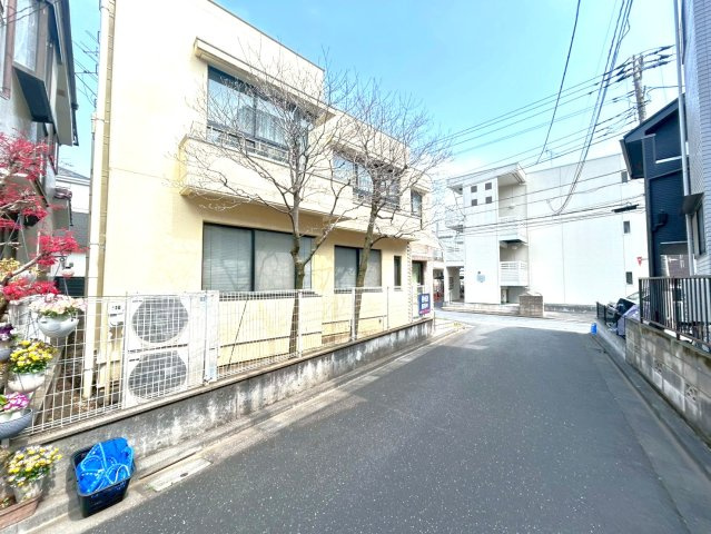 練馬区西大泉４丁目　診療所付住居　西武池袋線　大泉学園の前面道路含む現地写真|南側は、4.2ｍの位置指定道路になります。