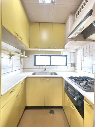 練馬区西大泉４丁目　診療所付住居　西武池袋線　大泉学園のキッチン|収納が豊富に備わったキッチン。
調理器具や食器類もすっきりと収まり、使い勝手の良い空間です。
日々の家事も快適に行えます。