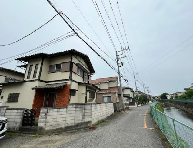 【中古】坂戸市片柳中古住宅の前面道路含む現地写真|前面道路含む現地写真です