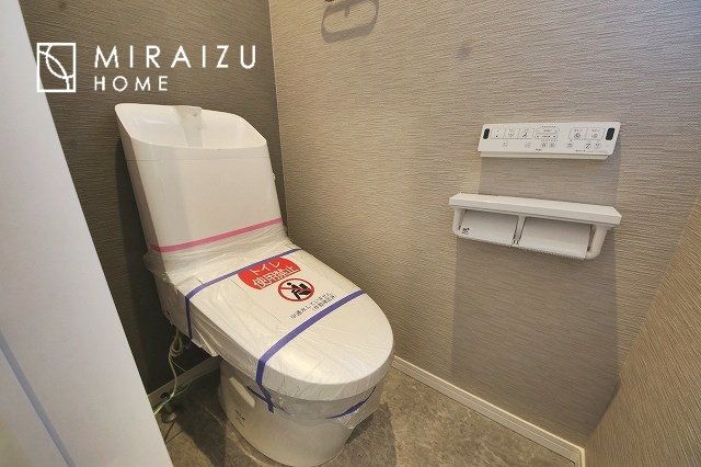 【トイレ】 | 空気の換気と窓からの光の明るさに配慮した清潔感のあるトイレ、ご自分の好きなアロマや芳香剤を置いて落ち着く空間を演出、一人になれる空間ですから、リラックスしたいですね。
