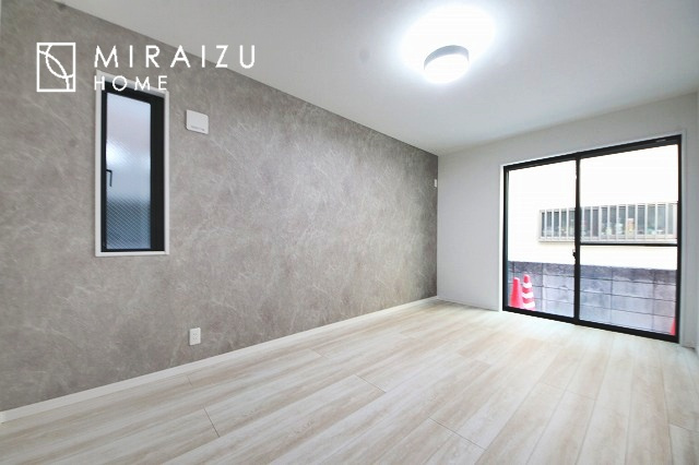 【子供部屋】 | お子様のお部屋にも主寝室にも使えますね。窓が二面についていますので採光もばっちり、空気の入れ替えもOK！自分のお部屋を持ちたいお子様の夢を叶えます！
