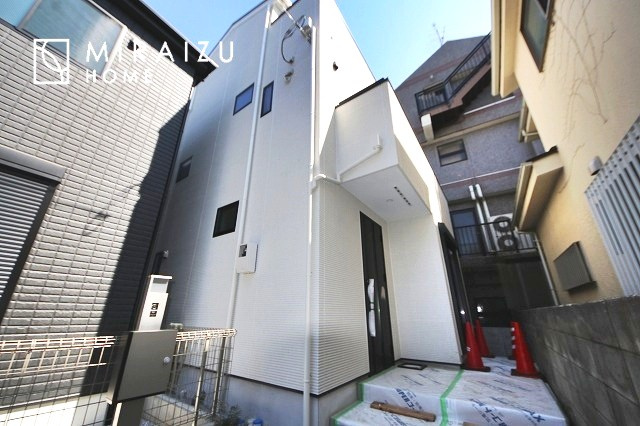 【外観】 | 青く澄み渡った綺麗な空と、陽の光をたっぷりと受ける、そんな新築住宅で新生活をスタートしてみませんか？見学・ご相談等、ミライズホーム(株)までお気軽にご連絡下さい。