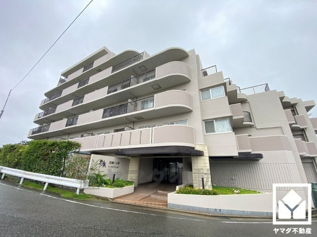 武庫川公園レックスマンションの外観|宅配ボックスも完備しています。留守でも安心、荷物の受け取りをスムーズに。